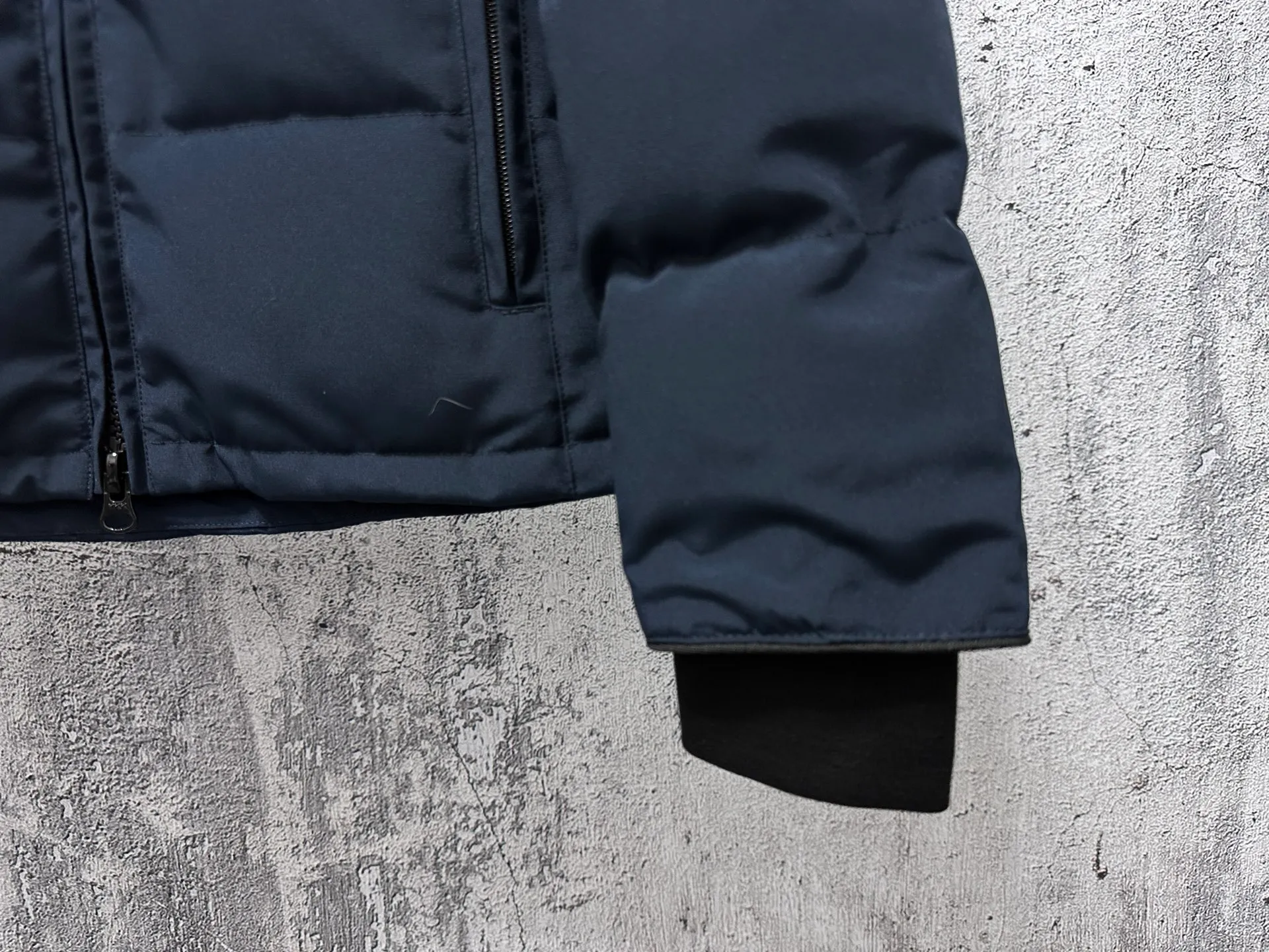P840 【Canada gooseChelsea】Women's parka down coat, warm and comfortable. The adjustable hood features a high collar and concealed snap closure for extended coverage. And for greater protection against the elements, the detachable wolf fur collar. It features a sturdy YKK® two-way lockable zipper at the center front and a retractable waistband at the inner waist. Designed with internal straps for carrying over the shoulder. Fleece-lined exterior handwarmer pockets. Sturdy ribbed knit cuffs for cold protection and warmth. Sizes: XS-XL